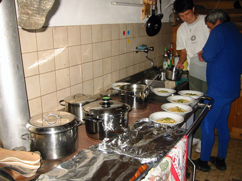 Anita bereitet für uns das Abendessen zu