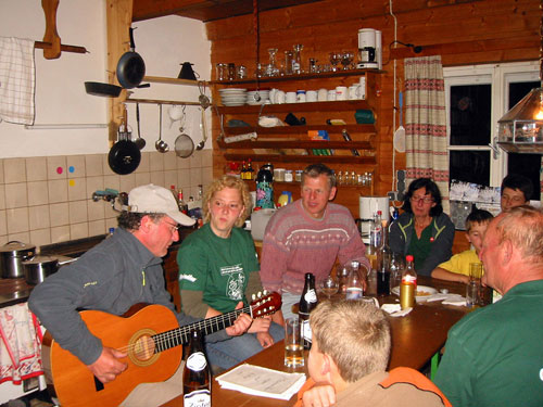 Nach getaner Arbeit abends in der Almhütte