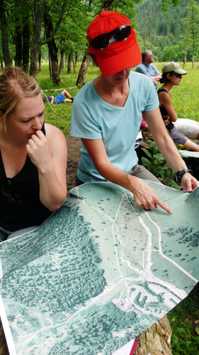 Madeleine und Steffi schauen sich auf der Karte die Arbeitsflächen an