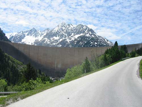 Die Schlegeisstaumauer 131 Meter hoch.