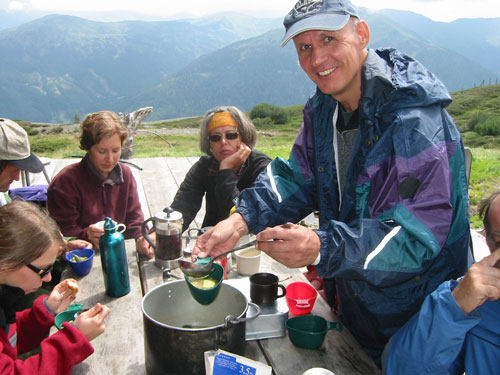 Erich verteilt die gute Bergwaldsuppe.