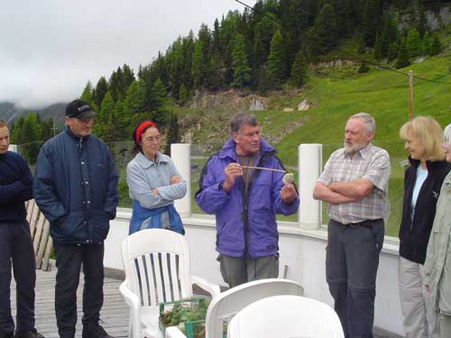 Carl erklärt uns den Schutzwald in der Gemüsesteige.