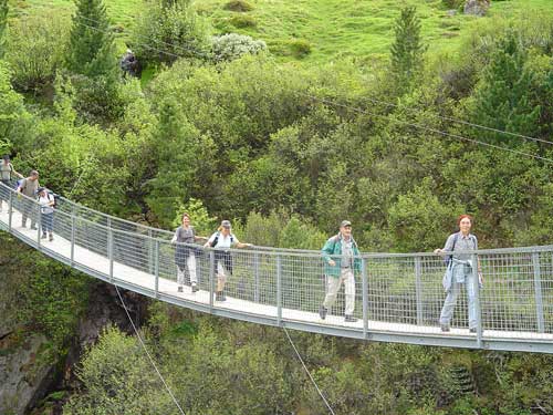 Über diese Hängebrücke ca. 80 Meter über der Schlucht ging es zu den Rofenhöfen.