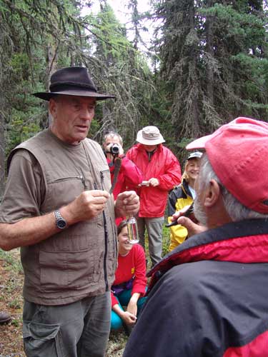 Carl lässt uns den Meisterwurz aus Gamshörnern kosten.