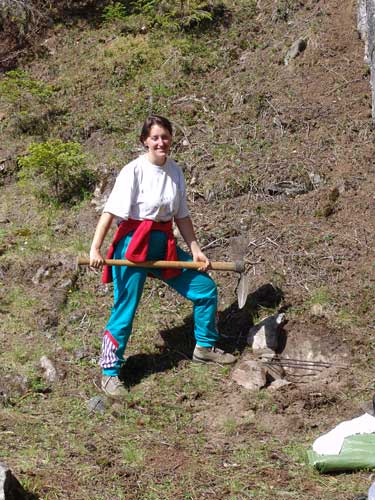Susanne bereitet die Kochstelle für die Bergwaldsuppe vor.