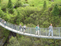 Hängebrücke über der Schlucht